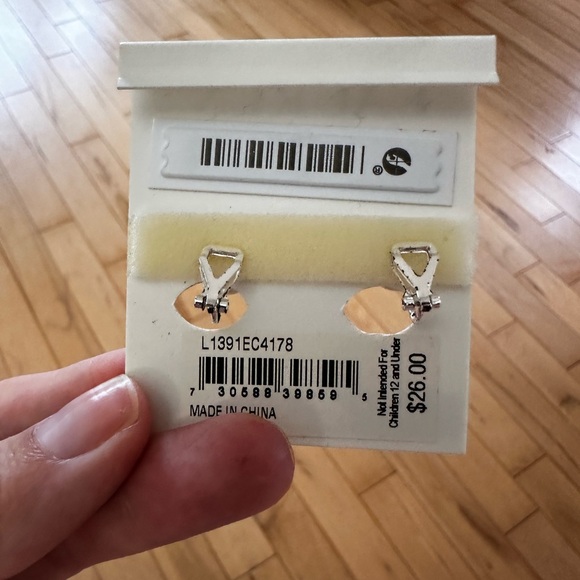 Ralph Lauren pearl earrings. - Picture 2 of 4